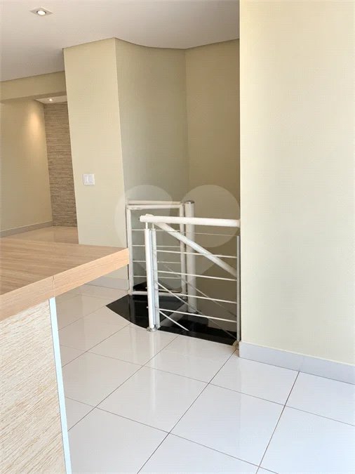 Cobertura de 255 m² com 3 dormitórios, 1 suíte, cozinha planejada, 2 vagas e área gourmet com churrasqueira.