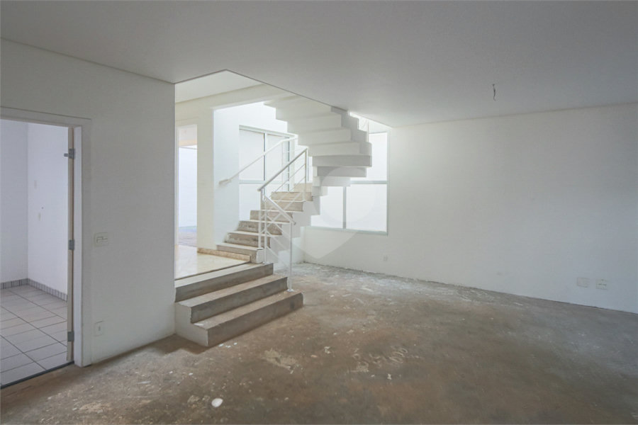 Casa à venda com 4 quartos, sendo 2 suítes, no condomínio Bristol Village, São Paulo - SP