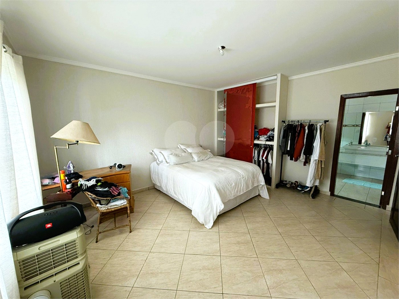 Casa à venda com 4 quartos, sendo 3 suítes, no condomínio Village da Serra, Araçoiaba da Serra - SP