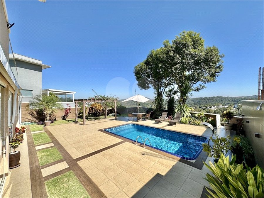Casa à venda com 3 suítes no condomínio Golf Village, Carapicuíba - SP