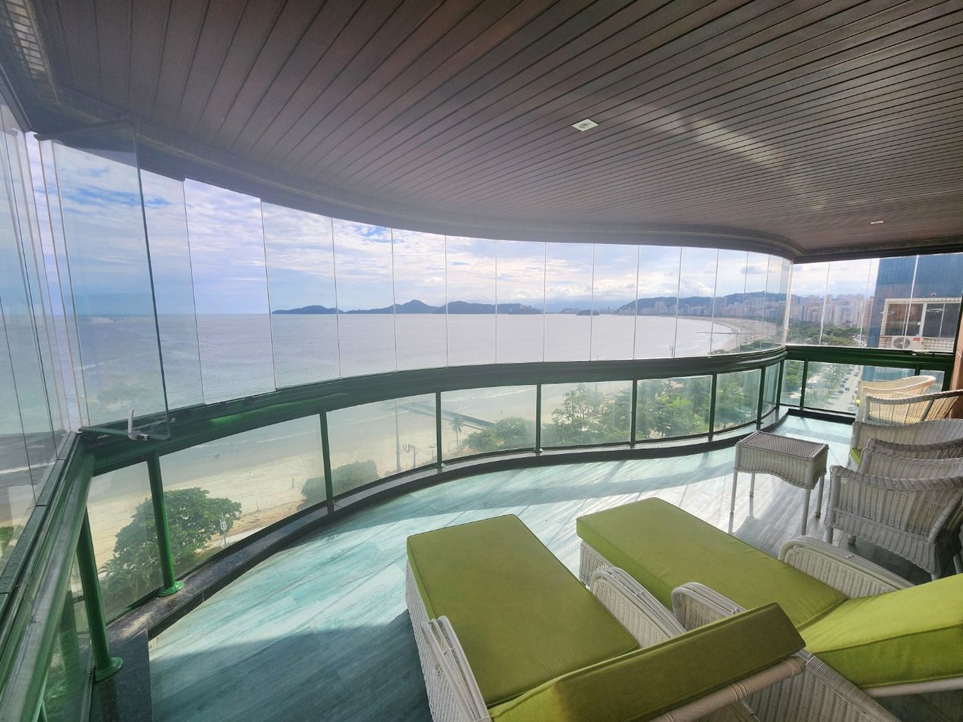 Apartamento Alto Padrão Frente Mar com 4 Dormitórios, 3 Suítes e 3 Vagas na Orla de Santos