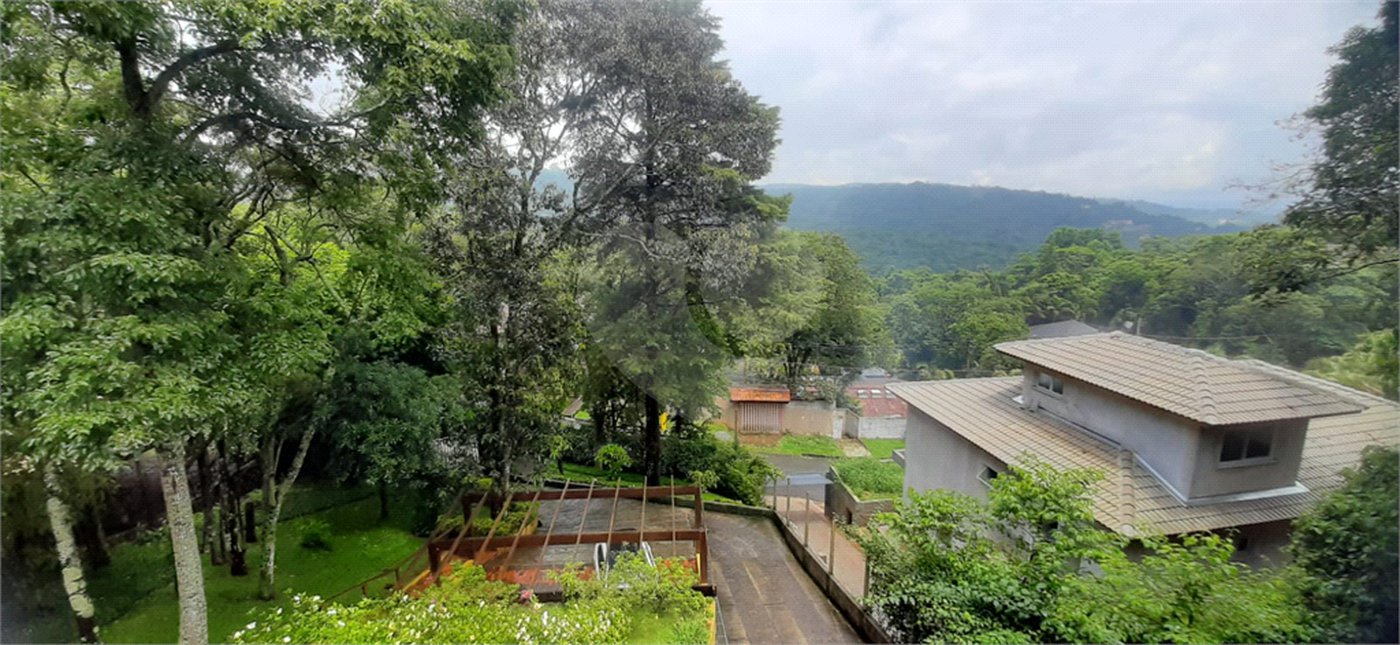 Casa à venda com 5 quartos, sendo 4 suítes, no condomínio Alpes da Cantareira, Mairiporã - SP