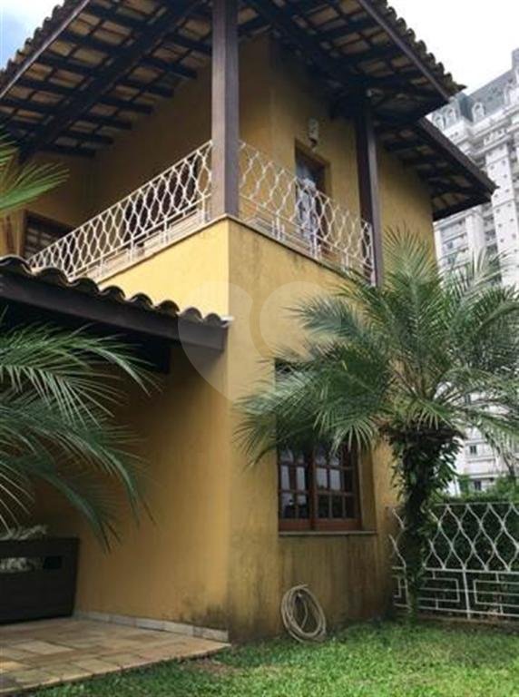 Sobrado à venda com 6 quartos, sendo 2 suítes, em Real Parque, São Paulo, SP