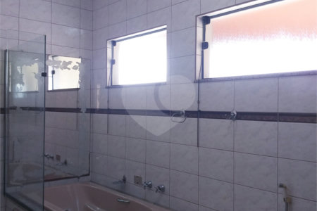 Casa à venda com 4 quartos, sendo 3 suítes, no condomínio Arujá 5, Arujá - SP