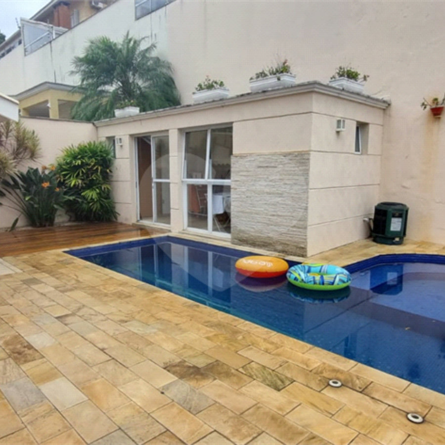Casa à venda com 4 quartos, sendo 2 suítes, no condomínio Casas de Windsor, São Paulo - SP