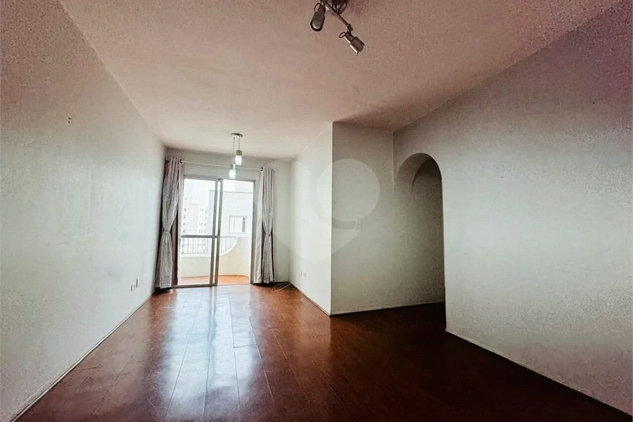 Vende-se Apartamento de 2 Quartos com Sacada na Vila Mascote