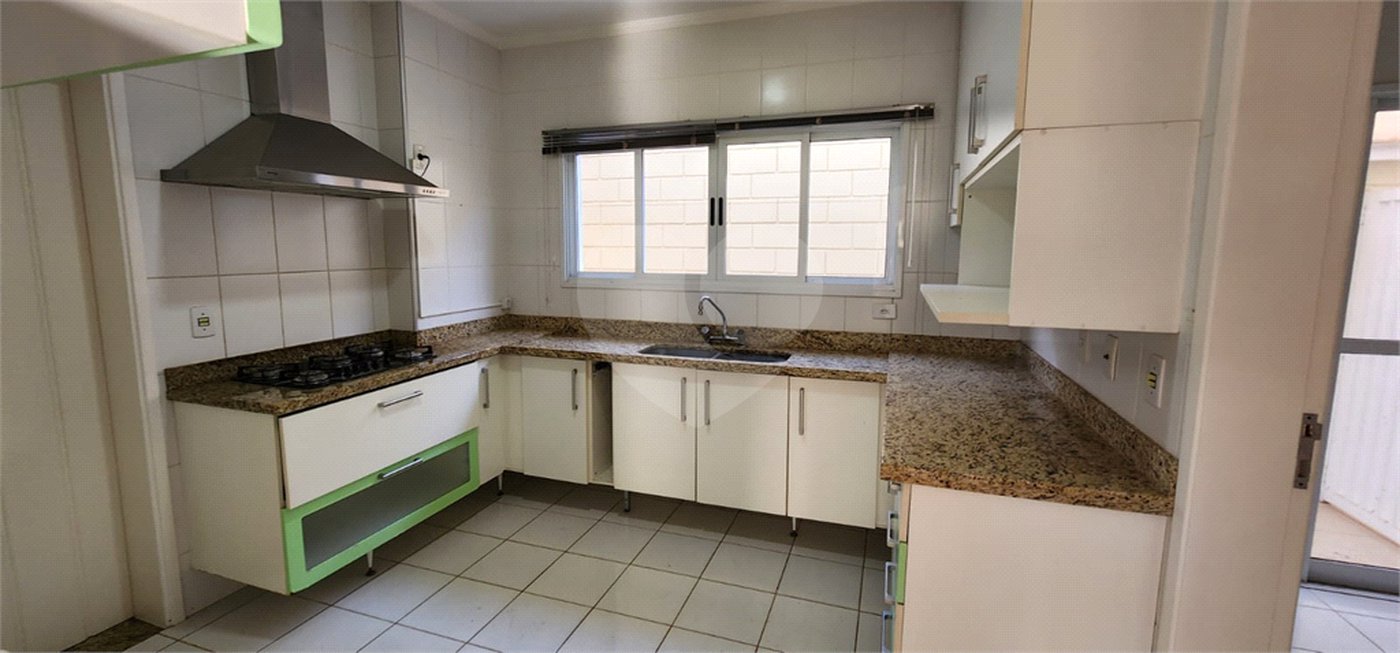 Casa à venda com 3 suítes no condomínio Recanto dos Paturis, Vinhedo - SP