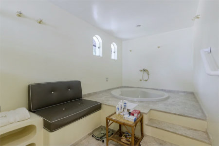 Casa à venda com 4 quartos, sendo 3 suítes, em Cidade Jardim, São Paulo, SP