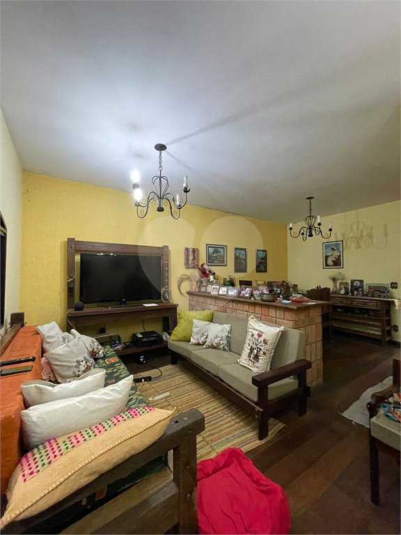 Sobrado à venda com 4 quartos, sendo 1 suíte,  em Vila Suissa, Mogi das Cruzes, SP