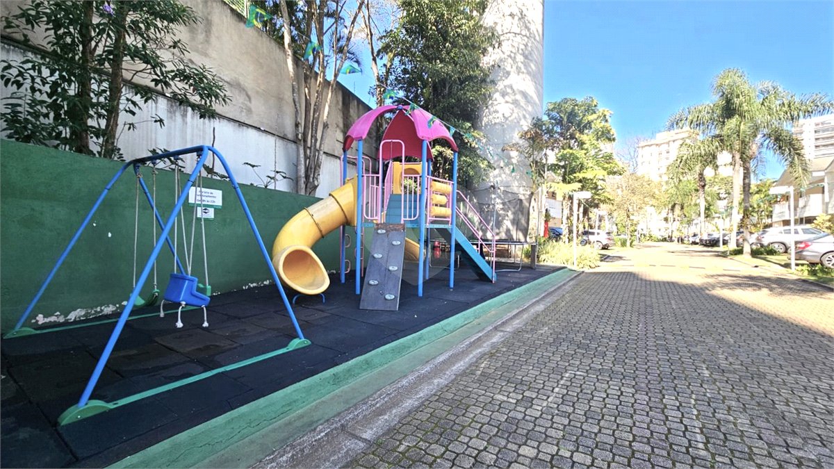 Casa à venda com 3 quartos, sendo 1 suíte, no condomínio Flora Park, São Paulo - SP