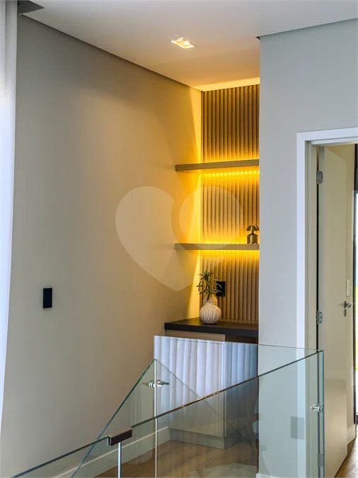 Indaiatuba - Condominio Villa Sapezal - 318 m² de Terreno - 230 m² de Área Construída - 3 suítes, sendo 1 Master com closet planejado - Sala de TV - Sala de estar integrada à Sala de jantar - Cozinha com móveis planejados - Despensa - Escritório planejado - Lavabo - Piscina com preparação para aquec