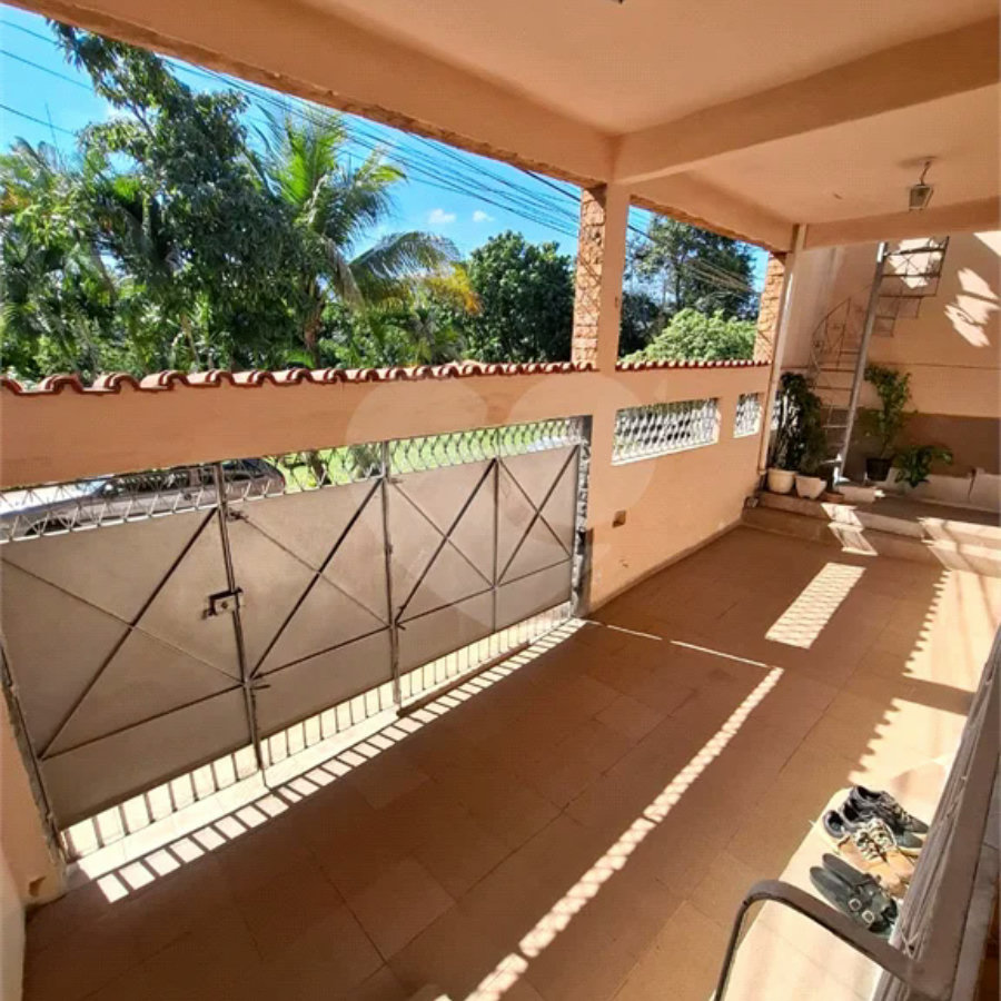 Ó TIMO CASA COM 3 QUARTOS E TERRAÇO EM CONTOMINIO FECHADO