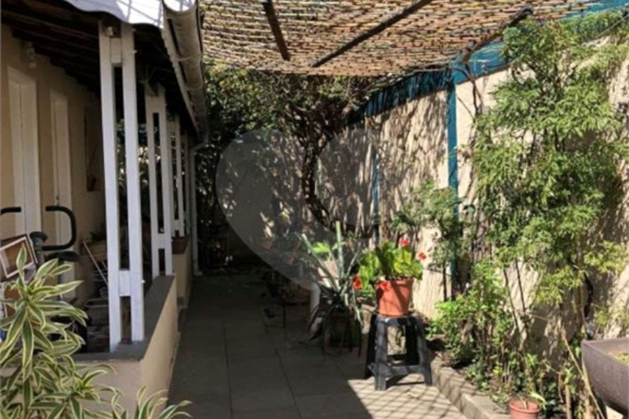 Casa térrea ao lado da Rua Augusto Tolle. 305 metros quadrados.
