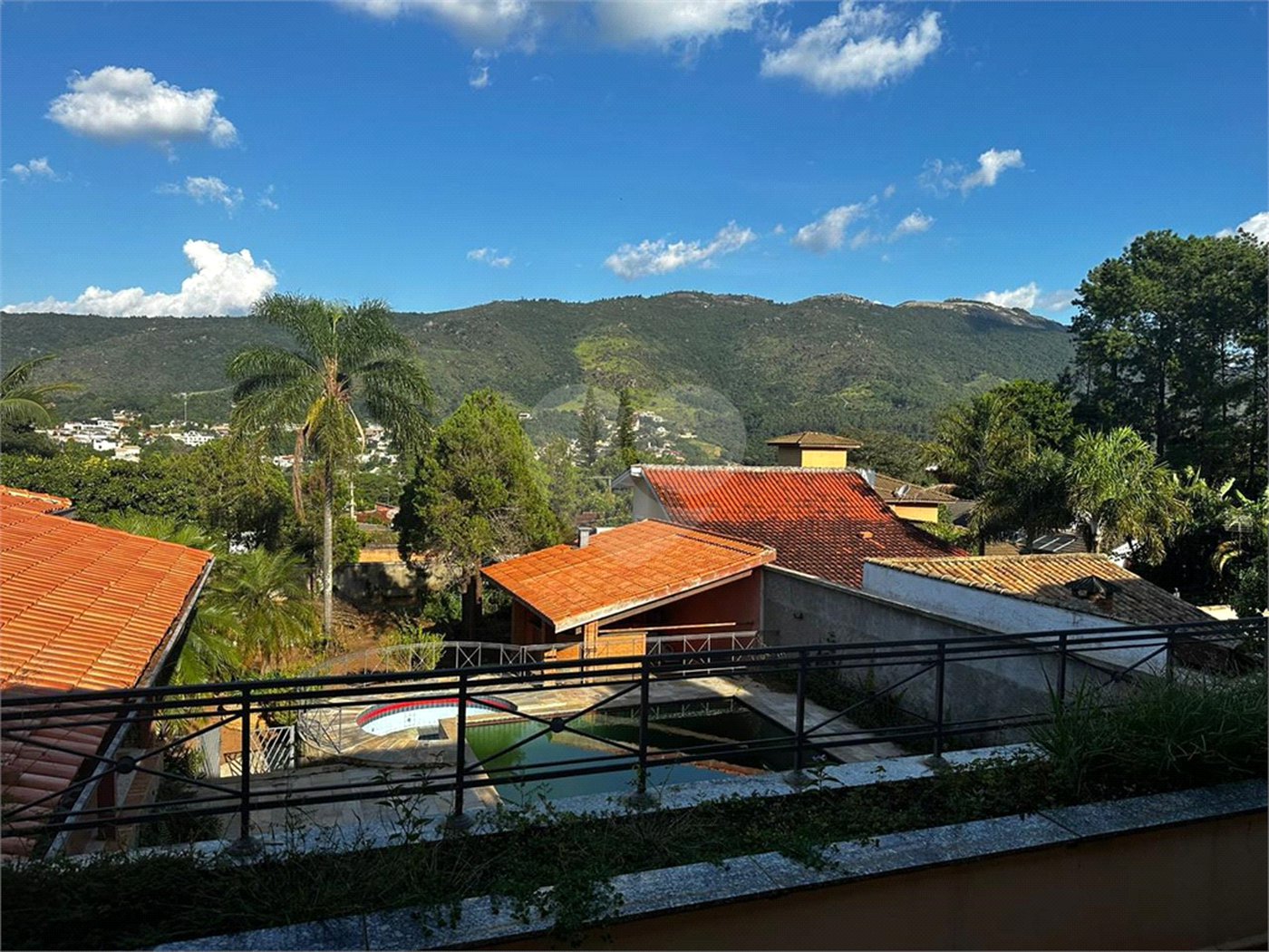 Casa à venda com 4 suítes em Vila Petrópolis, Atibaia, SP