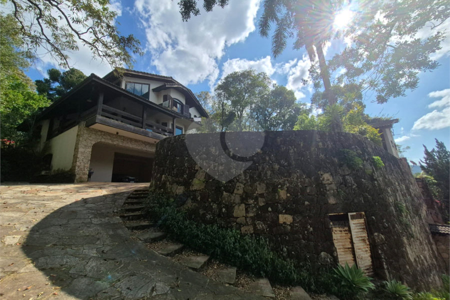 Casa à venda com 3 quartos, sendo 4 suítes, no condomínio Alpes da Cantareira, Mairiporã - SP