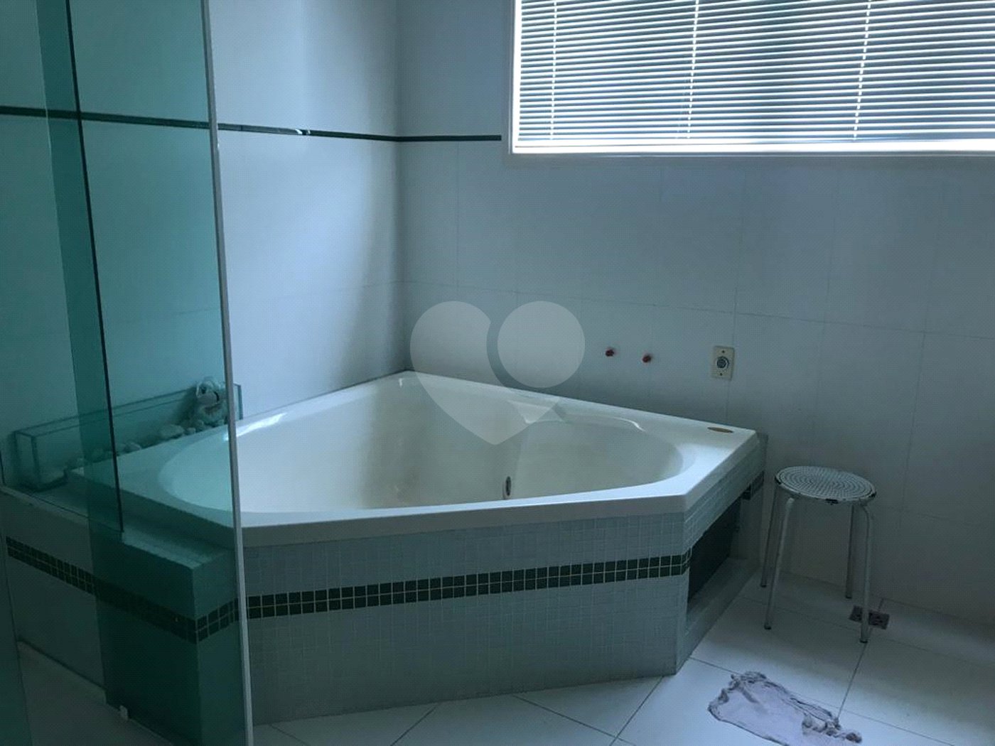 Casa à venda com 5 quartos, sendo 3 suítes, no condomínio Mansões da Prata, Rio de Janeiro - RJ