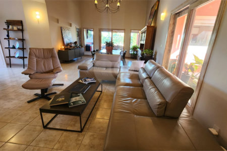 Casa à venda com 4 quartos, sendo 2 suítes, no condomínio Residencial Jardim Primavera, Louveira - SP