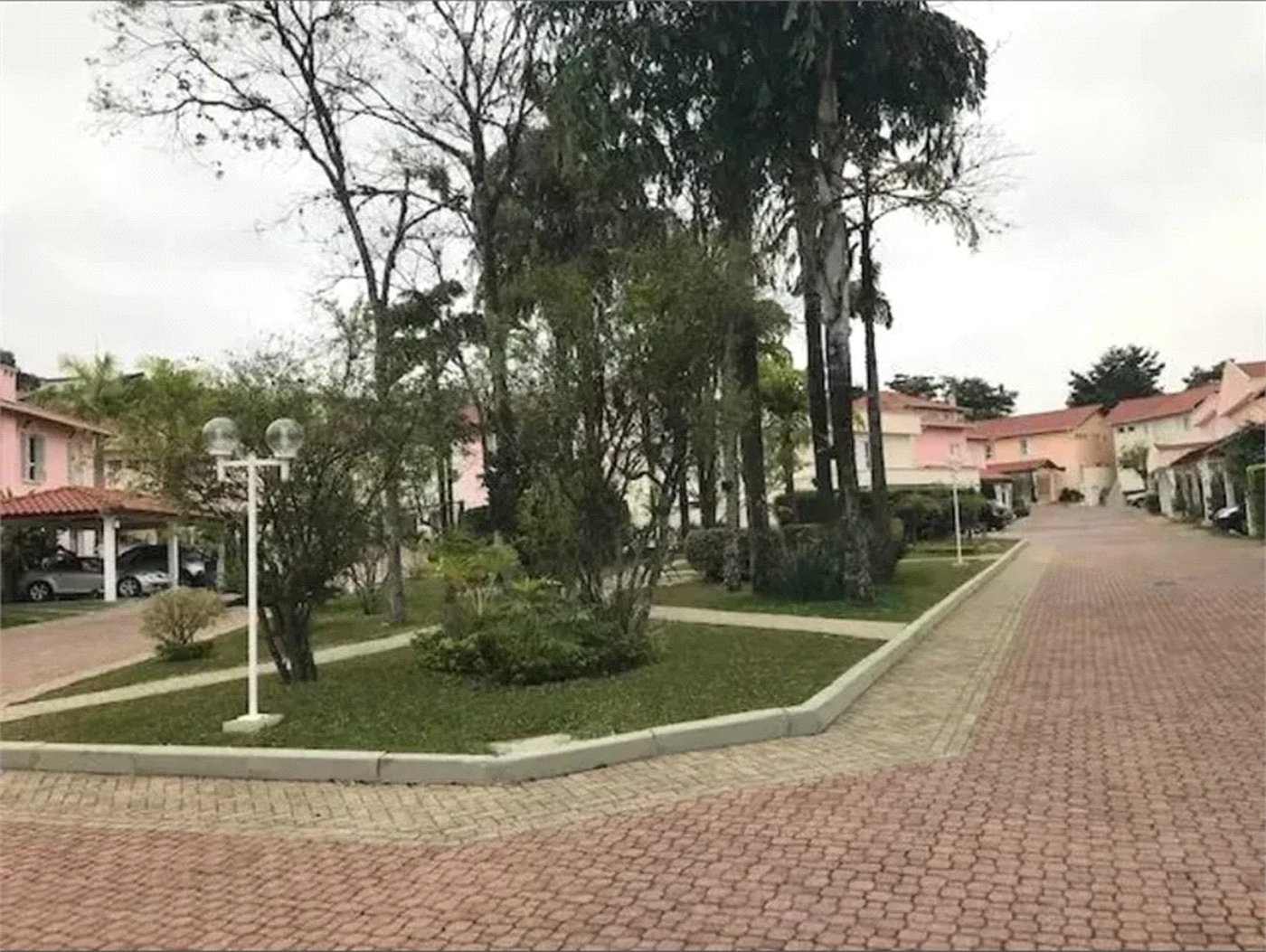 Casa à venda com 3 quartos, sendo 2 suítes, no condomínio Vila Borghese, São Paulo - SP