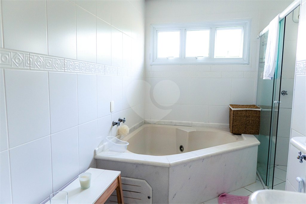 Casa à venda com 5 quartos, sendo 4 suítes, no condomínio Flamboyant, Atibaia - SP