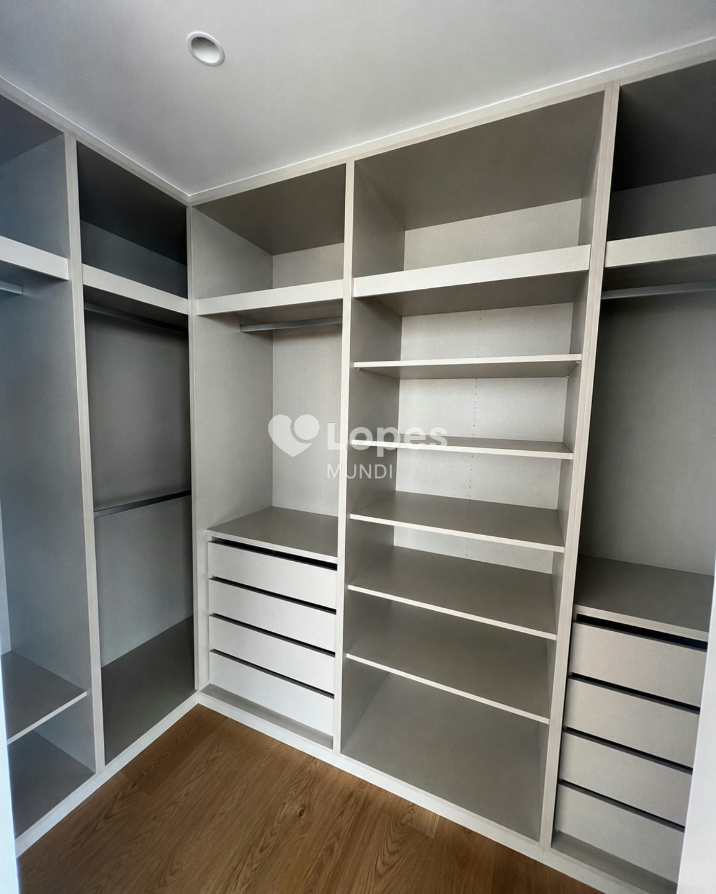 Apartamento T4 à venda em Lordelo do Ouro, Porto, Portugal – 240 m²