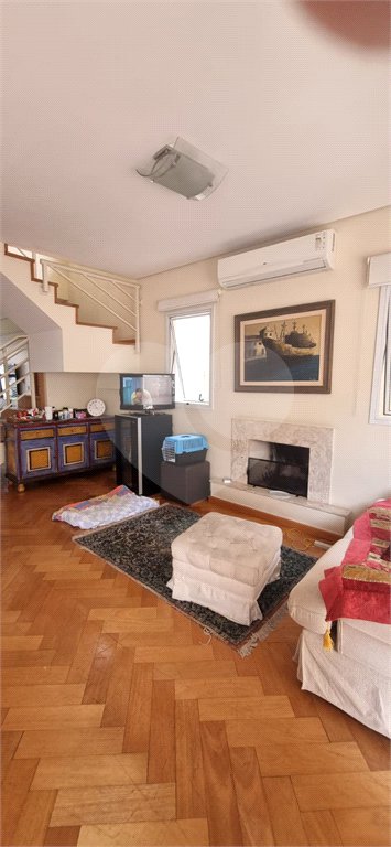 Casa à venda com 4 quartos, sendo 2 suítes, no condomínio Casas de Windsor, São Paulo - SP