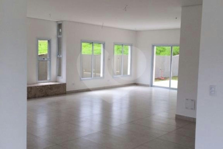 Casa à venda com 4 suítes no condomínio Santa Maria, Cotia - SP