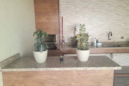 Sobrado à venda com 3 quartos, sendo 1 suíte,  em Jardim Santa Rita de Cássia, Suzano, SP