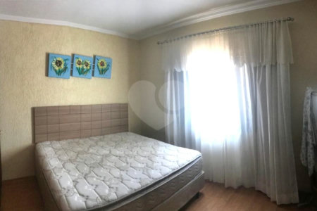 Sobrado à venda com 4 quartos em Parque Vitória, São Paulo, SP