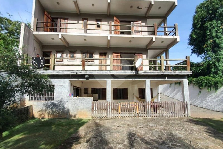 Casa à venda com 6 quartos, sendo 3 suítes, no condomínio Residencial Jardins de Mairiporã I, Mairiporã - SP