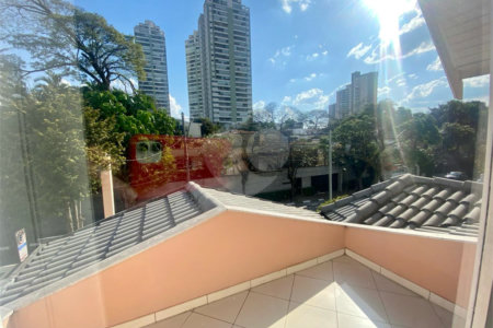 Casa à venda com 4 quartos, sendo 3 suítes, em Jardim Maia, Guarulhos, SP