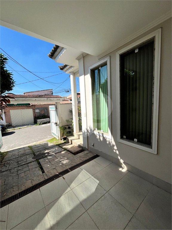 Casa à venda com 3 quartos, sendo 2 suítes, no condomínio Laura Serra, Rio de Janeiro - RJ