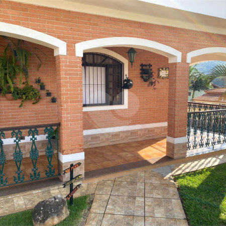 Casa à venda com 3 quartos, sendo 1 suíte, no Centro, Bom Jesus dos Perdões, SP