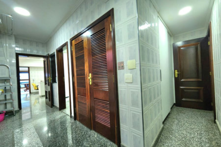Apartamento Alto Padrão Frente Mar com 4 Dormitórios, 3 Suítes e 3 Vagas na Orla de Santos