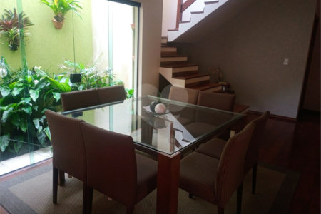 Sobrado à venda com 3 quartos, sendo 1 suíte, no Centro, Biritiba-mirim, SP
