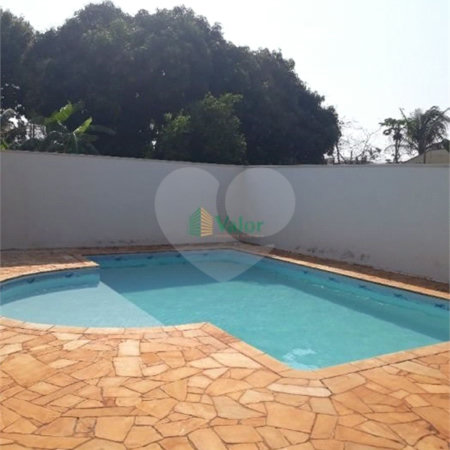 Ampla casa no condomÍnio Parque Fehr, contendo:
