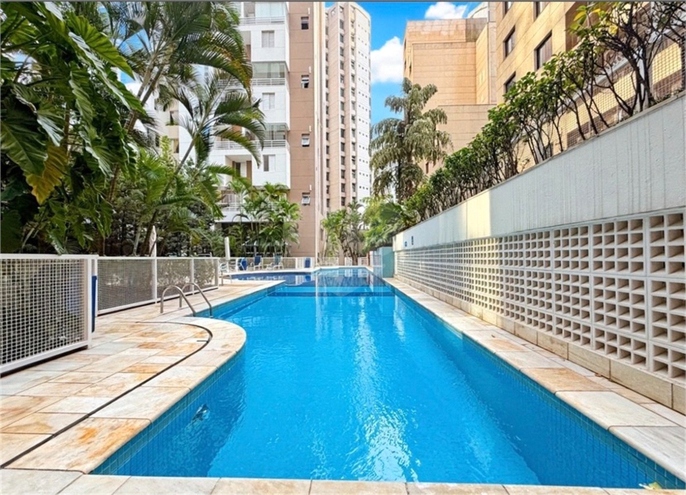 Apartamento para locação com 2 dormitórios, sendo 1 suíte com 02 vagas, totalmente climatizado nos 3 ambientes