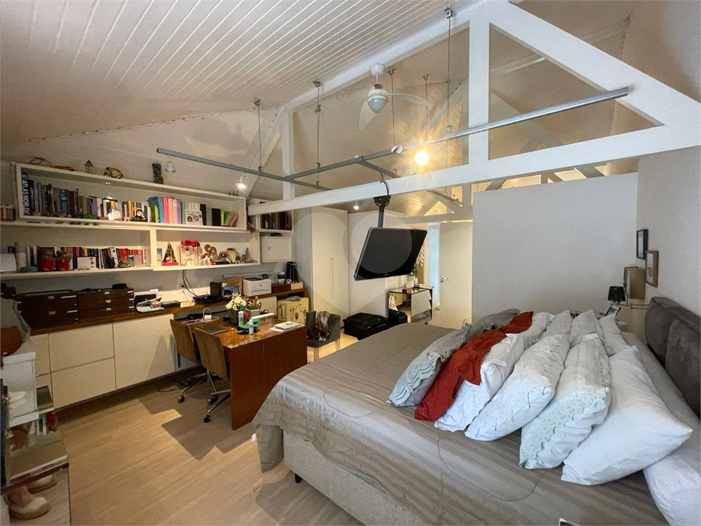Casa em condomínio à venda ou para alugar com 4 quartos, sendo 3 suítes,  em Jardim Panorama, São Paulo, SP