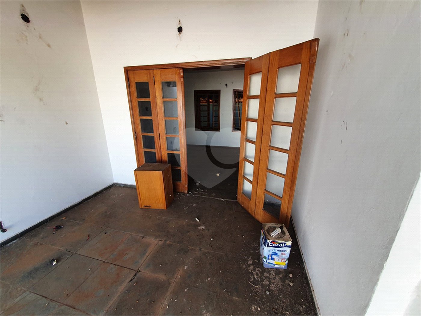 Casa térrea com 5 dormitórios, sendo 2 suítes.