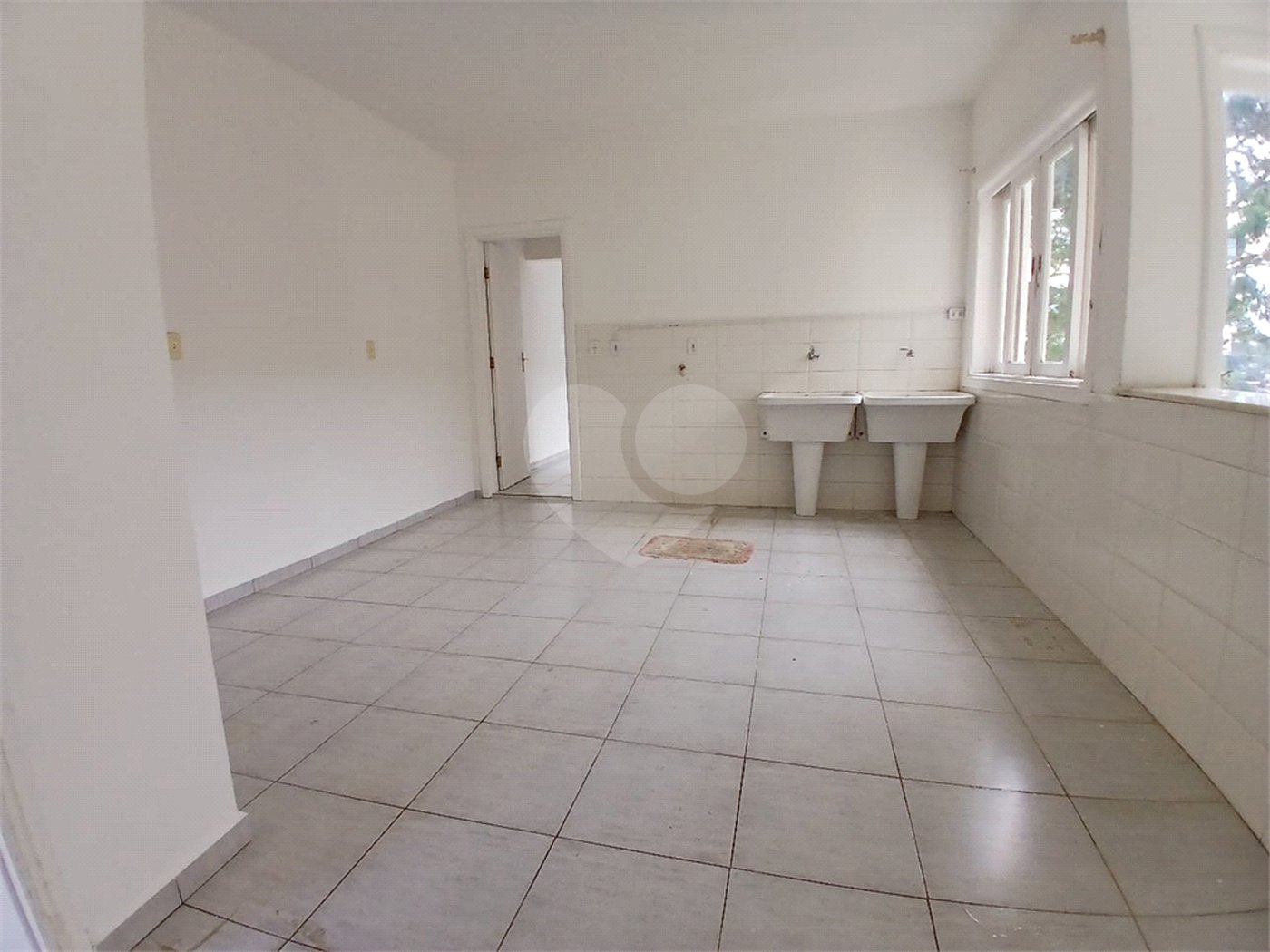Casa à venda com 4 quartos, sendo 2 suítes, no condomínio Flamboyant, Atibaia - SP