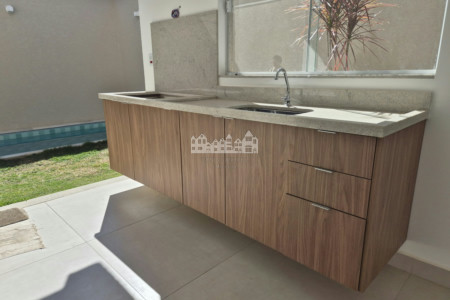 Casa à venda com 4 quartos, sendo 3 suítes, em Vila Petrópolis, Atibaia, SP