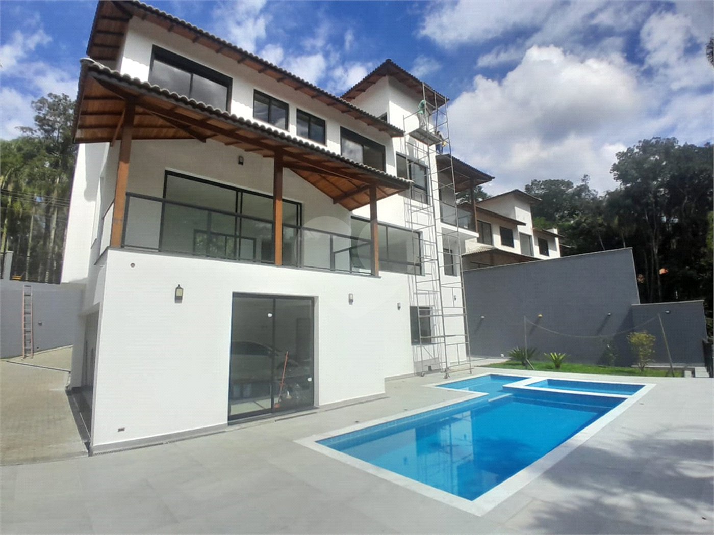 Casa à venda ou para alugar com 3 suítes no condomínio Sausalito, Mairiporã - SP