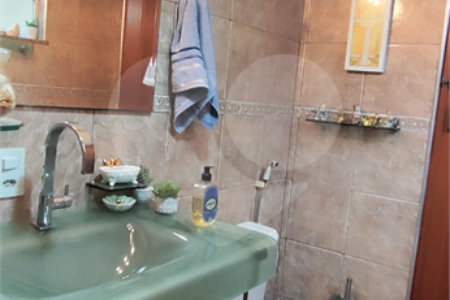 Casa à venda com 5 quartos, sendo 3 suítes, no condomínio Village Texeira Campos, Rio de Janeiro - RJ