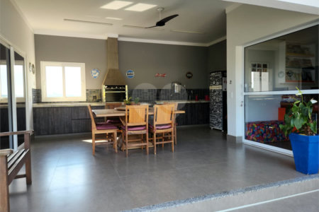 Casa à venda com 4 quartos, sendo 3 suítes, no condomínio Terras de Mont Serrat, Salto - SP