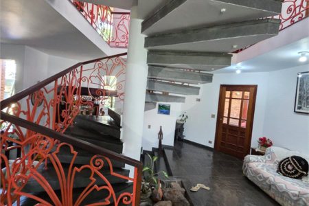 Casa à venda com 4 quartos, sendo 2 suítes, em Cidade São Francisco, São Paulo, SP
