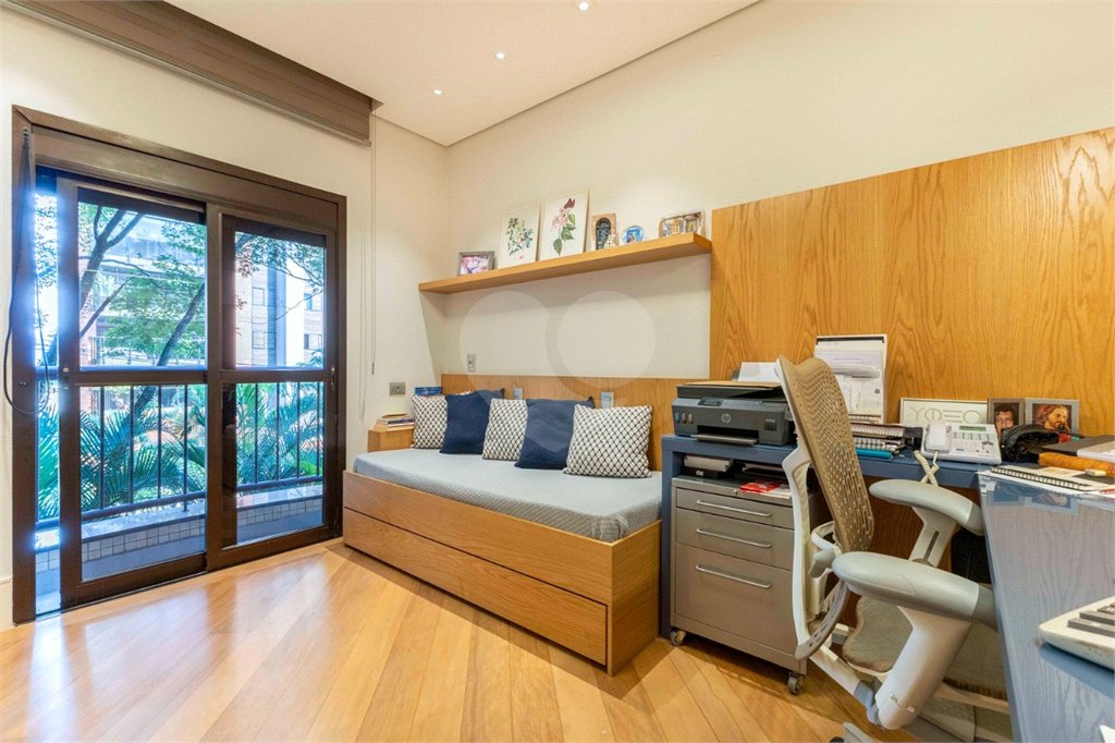 Apartamento à venda com 4 quartos, sendo 3 suítes, em Moema, São Paulo, SP