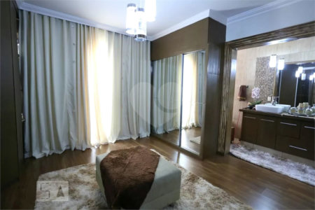 Sobrado à venda com 6 quartos, sendo 5 suítes, em Vila Paranaguá, São Paulo, SP