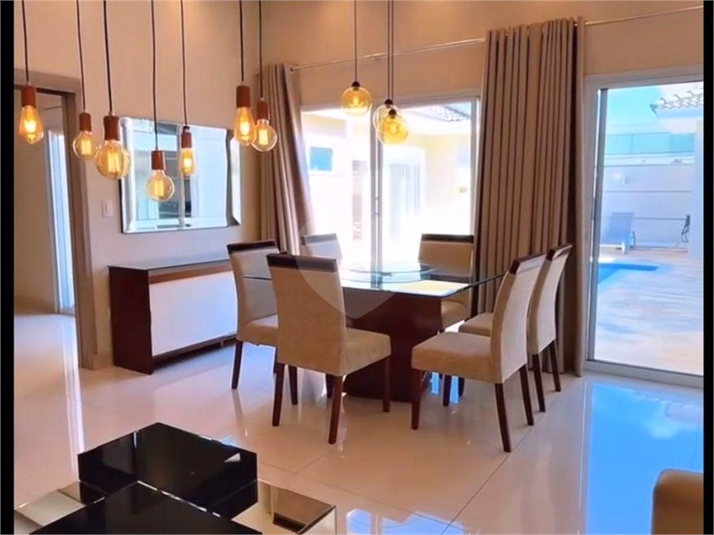 Casa à venda com 4 quartos, sendo 3 suítes, no condomínio Lago da Serra, Araçoiaba da Serra - SP