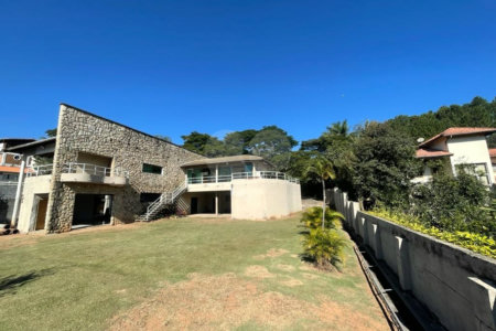 Casa à venda com 5 quartos, sendo 3 suítes,  no condomínio Flamboyant, Atibaia - SP