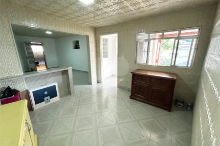Sobrado à venda com 3 quartos, sendo 1 suíte,  em Jardim Santa Emília, São Paulo, SP