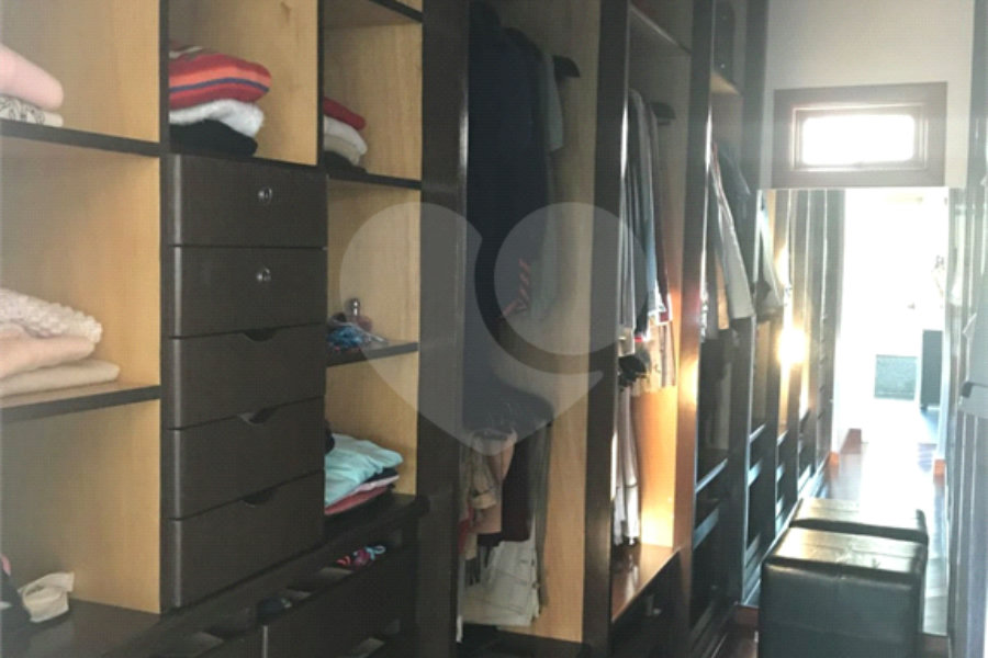 Casa à venda com 4 quartos, sendo 3 suítes, no condomínio Alpes da Cantareira, Mairiporã - SP
